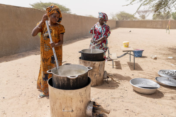 SOS FAIM FATICK 29 preparation repas 600x400 1 - : Une réussite pour la deuxième opération de l'assiette solidaire