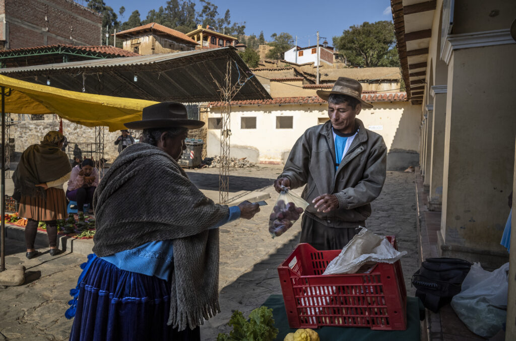 Agriculteur bolivien qui vend ses pêches au marché