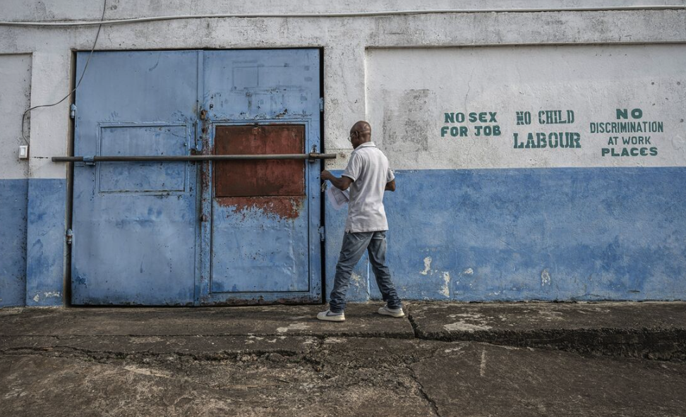 Un entrepôt de la plantation Salala Rubber Corp. au Liberia, en novembre 2024