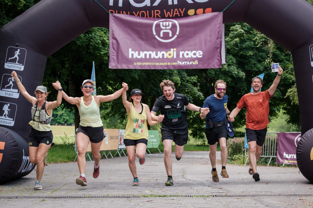 6 coureurs franchissant la lignée d'arrivée d'un Trail