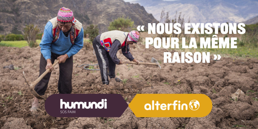 Deux paysans travaillant dans un champ en altitude au Pérou