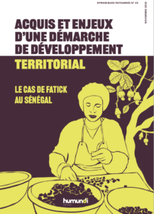 Une femme avec un tablier qui travaille à décortiquer des cultures sur une table