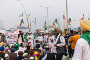 New Delhi, Inde – décembre 2020 : Des agriculteurs indiens des États du Pendjab, de l'Uttar Pradesh et de l'Uttarakhand manifestent à la frontière entre Delhi et l'Uttar Pradesh contre les nouvelles lois agricoles. Les agriculteurs protestent contre les nouvelles lois agricoles en Inde.