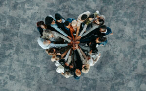 Un groupe d'entreprises très hétérogène formant un cœur, symbole d'unité, de travail d'équipe et de collaboration.
